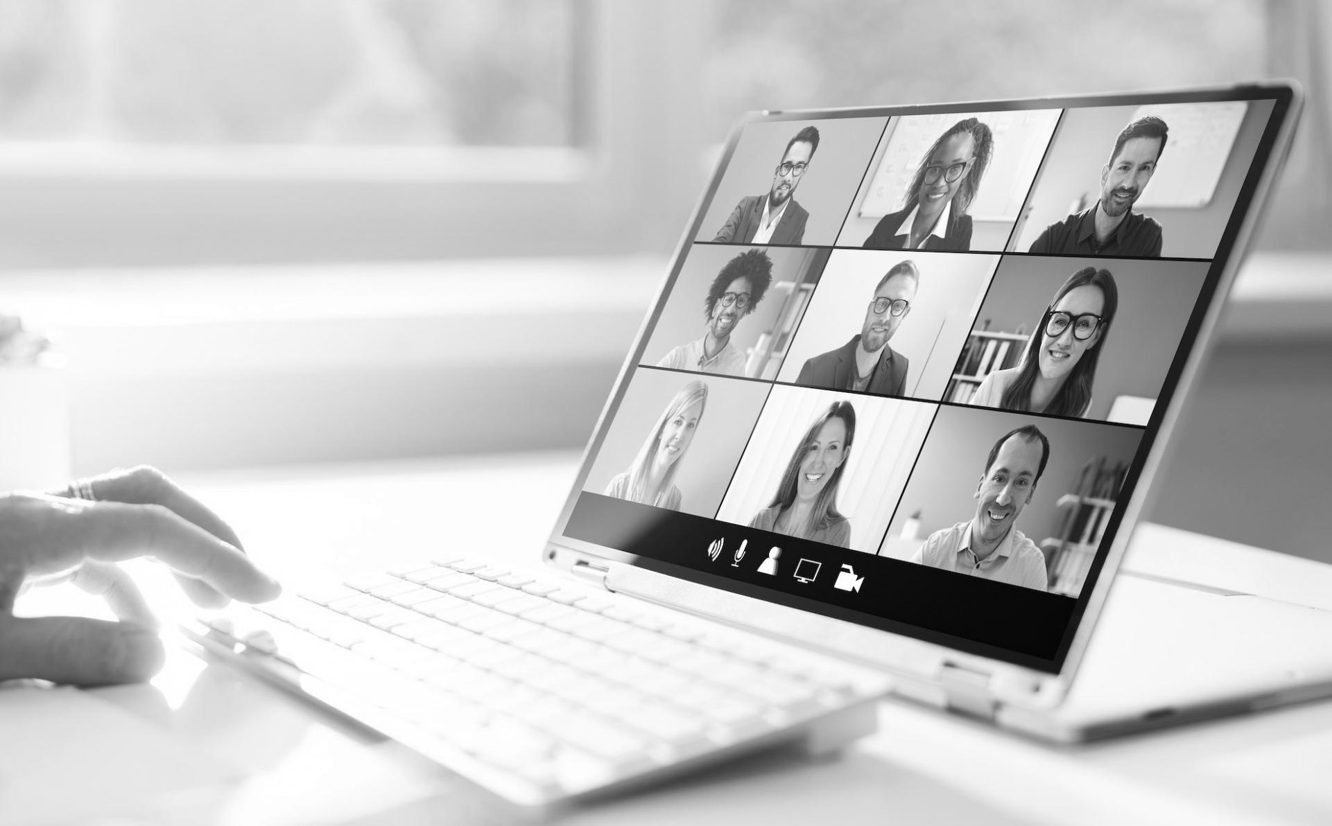 Espacio de trabajo ordenado para seguir un webinar de negocios
