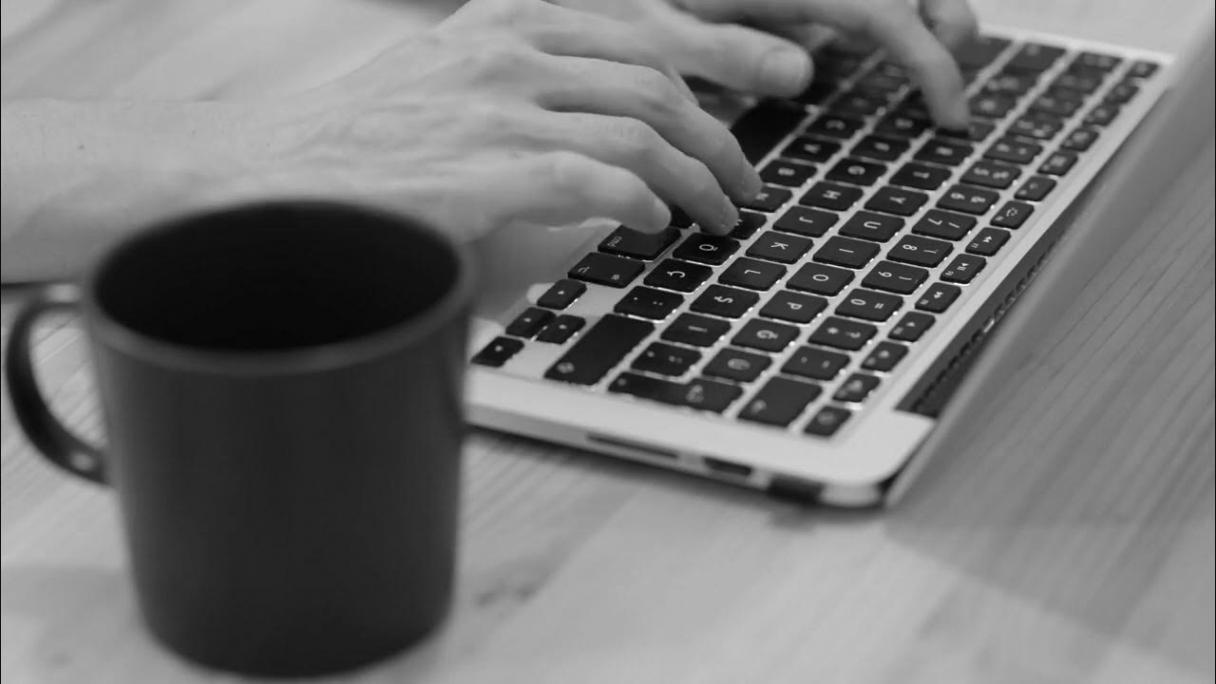 Participante en webinar de planificación empresarial tomando notas